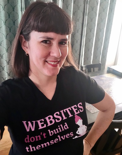 Portrait of Sarah with t-shirt that says "websites don't build themselves"