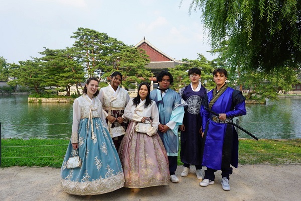 6 students wearing authentic Korean clothes