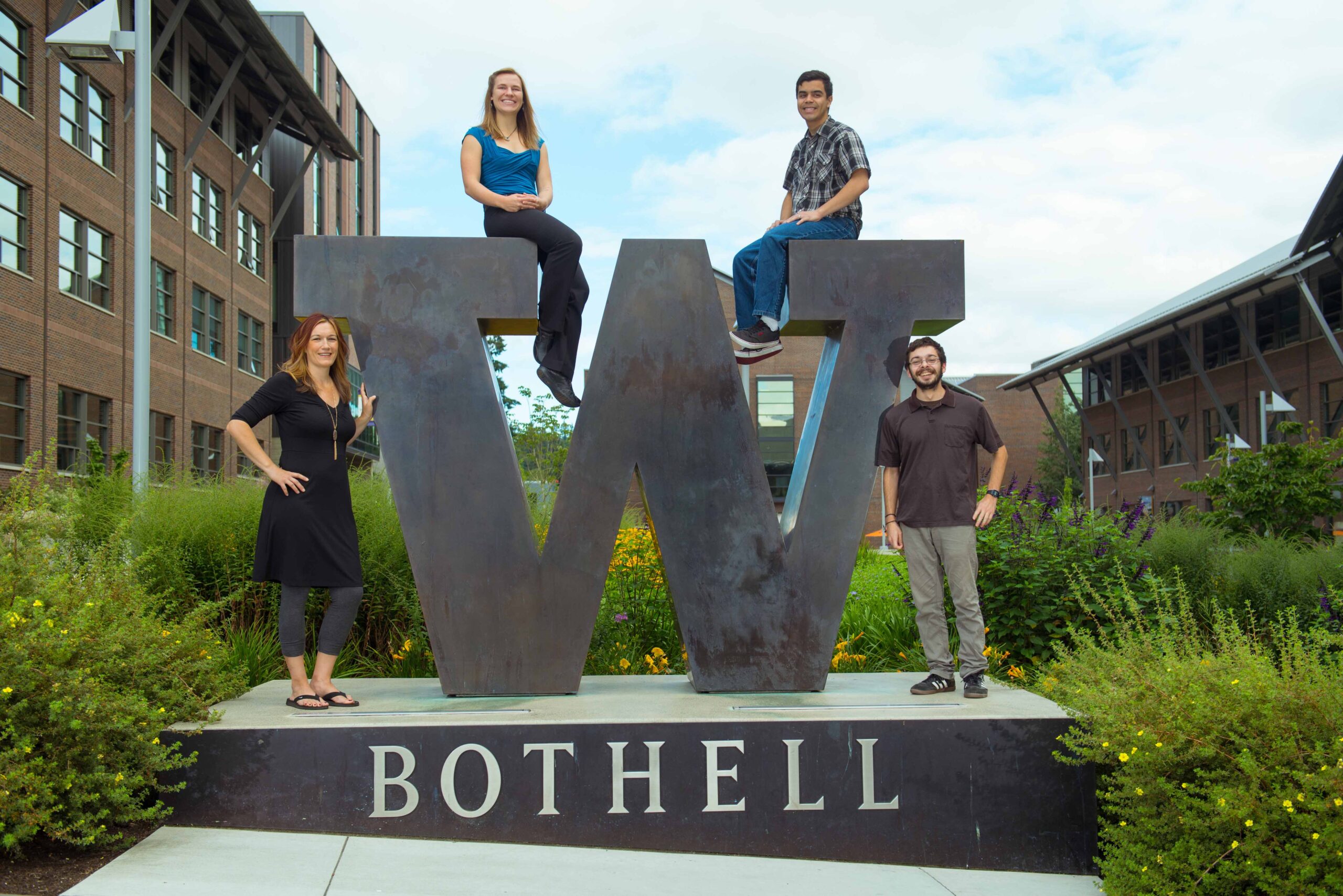 Knot Theory group photo at the W Bothell statue