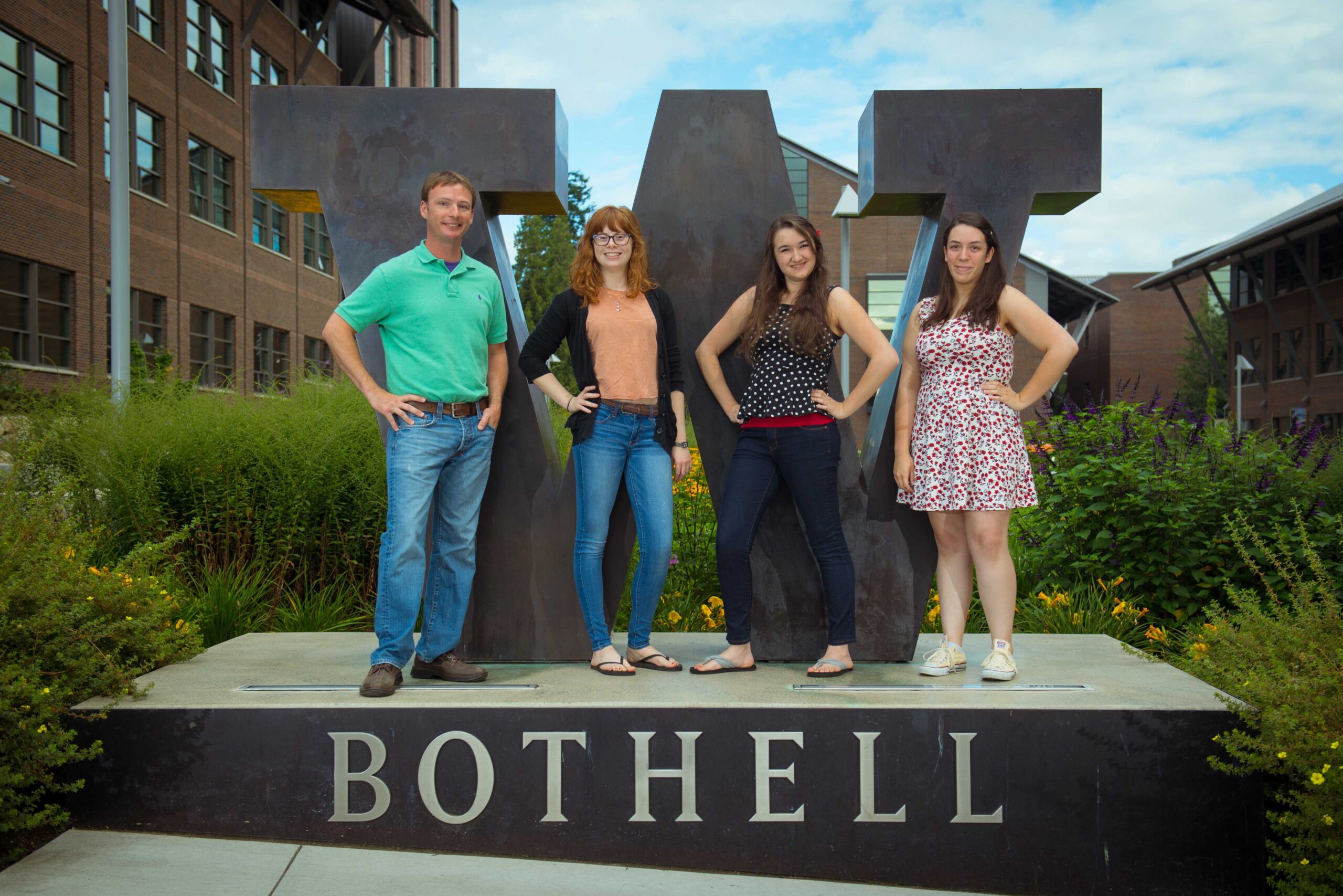 Tiling Theory group photo at the W Bothell statue