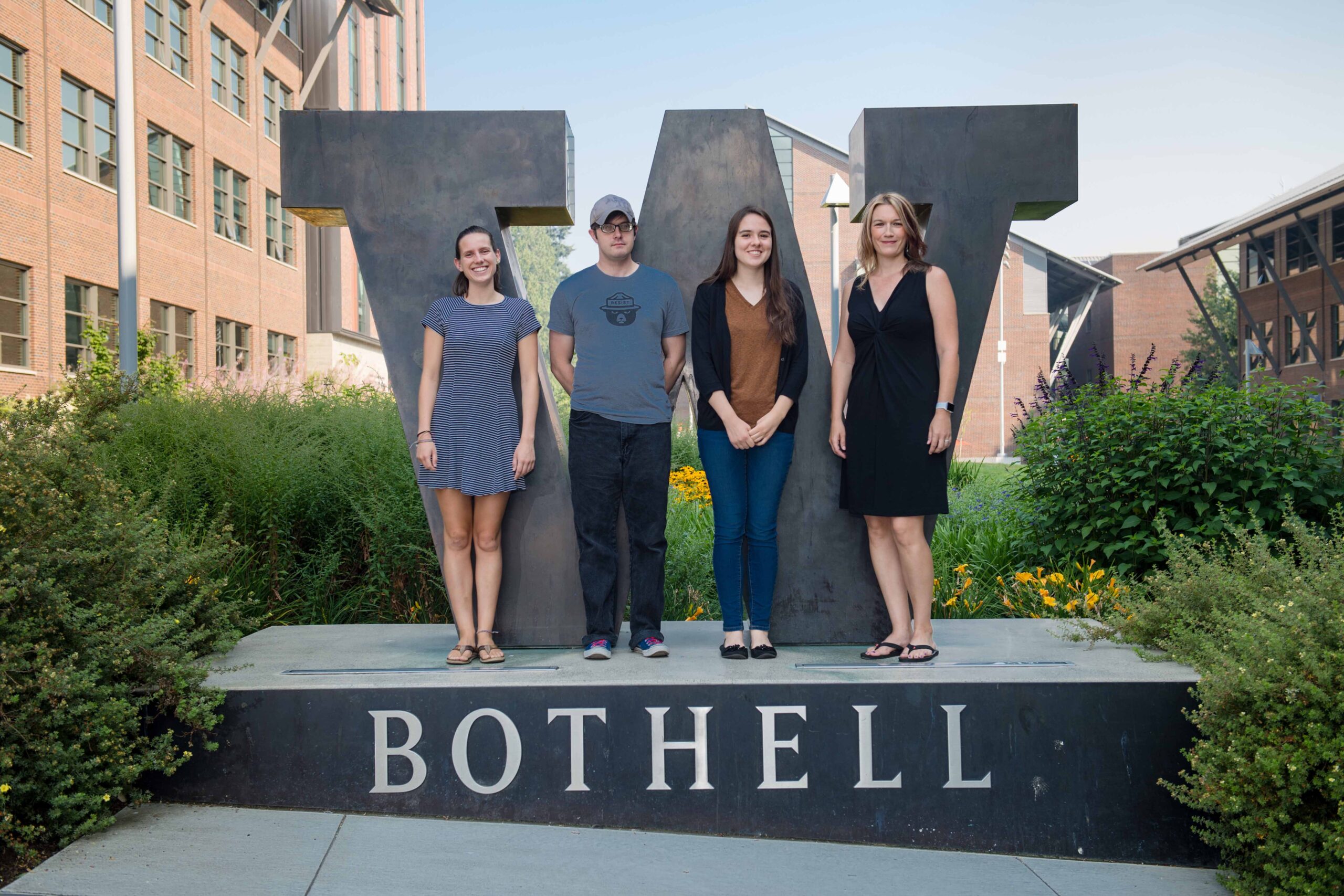 Knot Theory group photo at the W Bothell statue