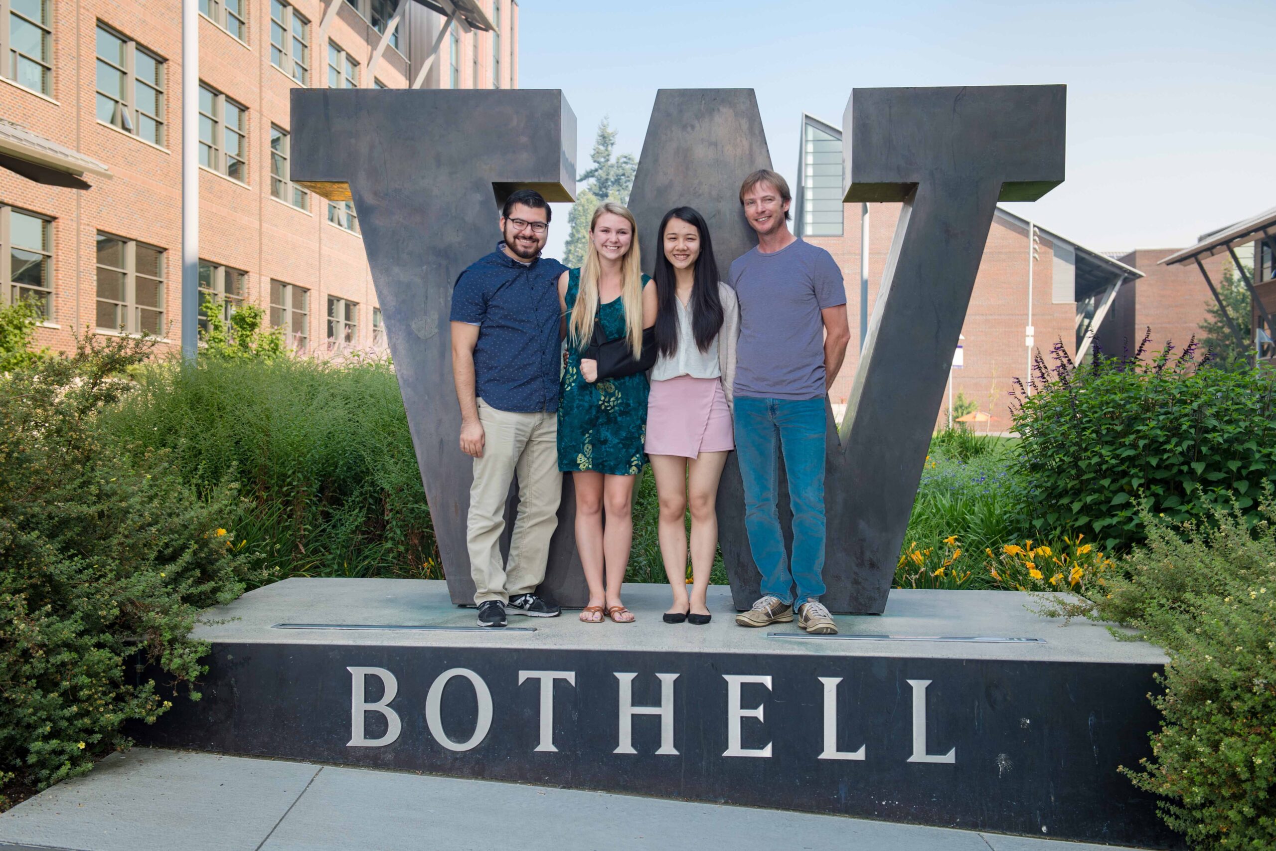 Tiling Theory group photo at the W Bothell statue