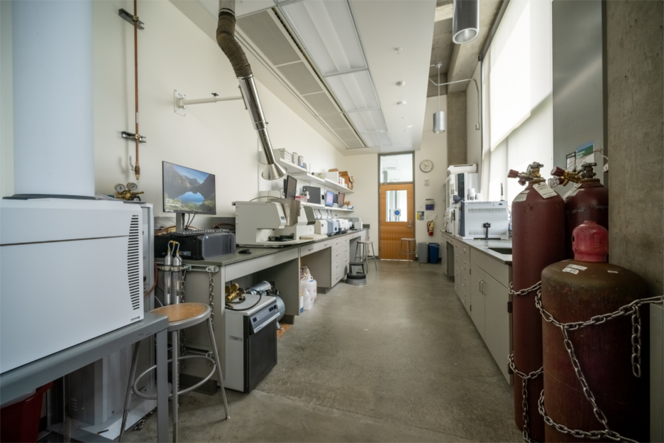 Full view of the Discovery 463A – Chemistry Instrumentation room with the MSD on the left and GC on the right-hand table, with various equipment throughout the room