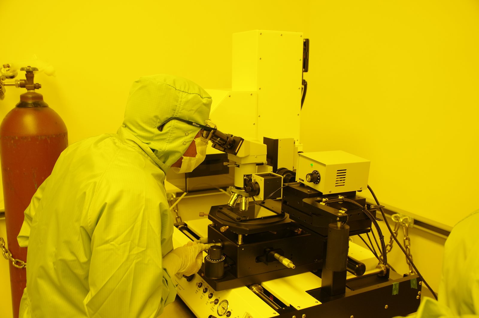 Using microscope in clean room